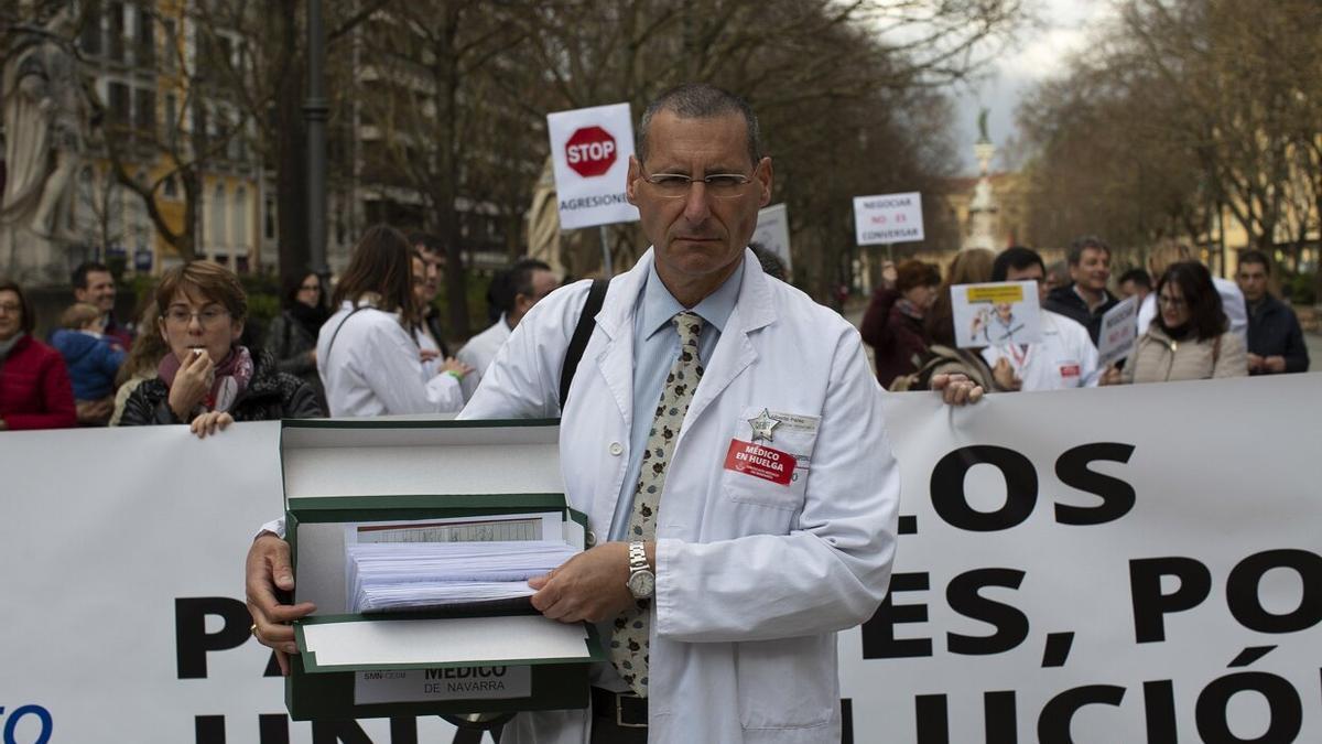 Alberto Pérez, durante una protesta del Sindicato Médico de Navarra frente al Parlamento de Navarra