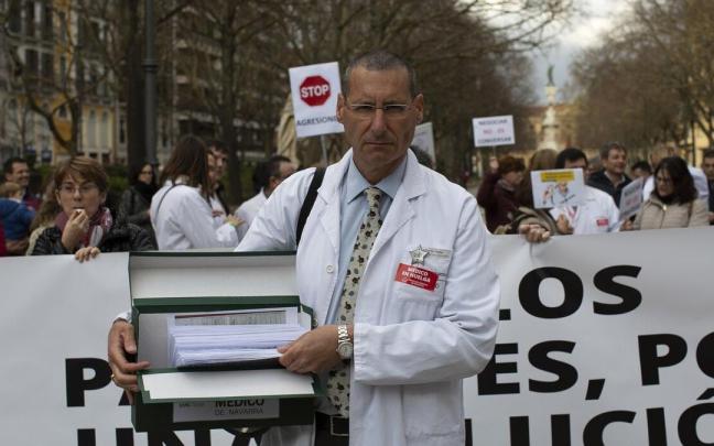 Alberto Pérez, durante una protesta del Sindicato Médico de Navarra frente al Parlamento de Navarra Alberto Pérez, durante una protesta del Sindicato Médico de Navarra frente al Parlamento de Navarra
