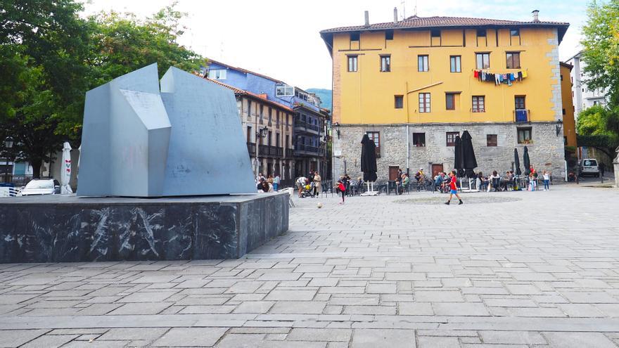 Vista de 'Batarrabi', la obra de Jorge Oteiza que preside la plaza Balda desde 1999.