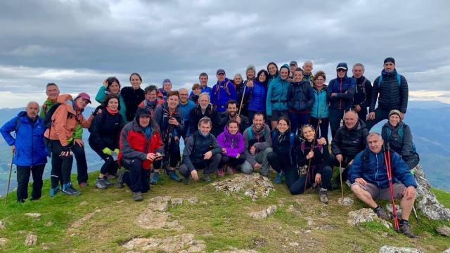 Participantes en la ruta montañera organizada por Besaide y Alpino Tabira Mendi Kluba. / Besaide Mendizale Elkartea. Participantes en la ruta montañera organizada por Besaide y Alpino Tabira Mendi Kluba.