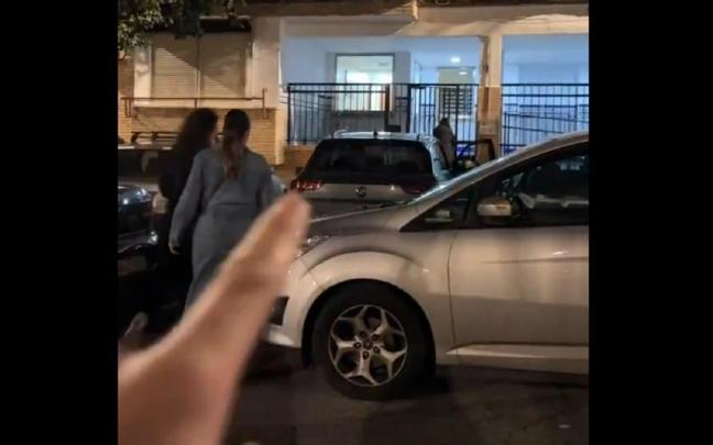 Un fragmento del vídeo, con el coche de las jóvenes bloqueado por la doble fila.