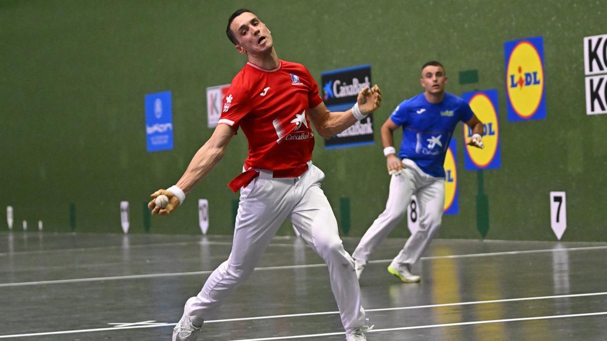 Javier Zabala supera a Iker Larrazabal en el Manomanista en el partido disputado en el frontón del Club Deportivo de Bilbao.
