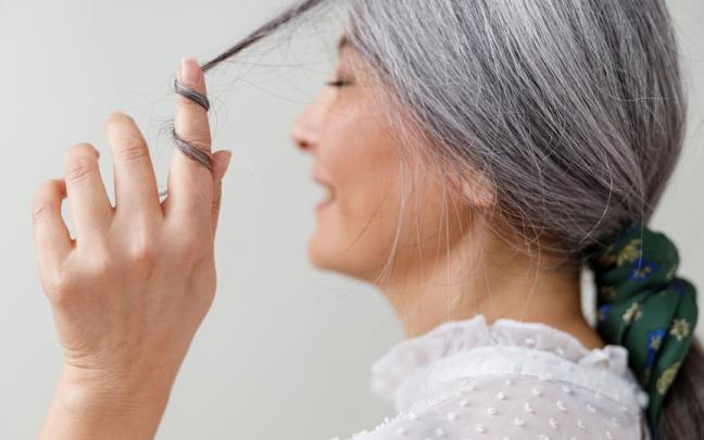 En la menopausia muchas mujeres notan cambios en su cabello.