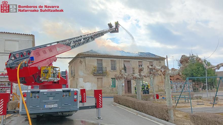Un incendio calcina una vivienda en Cortes