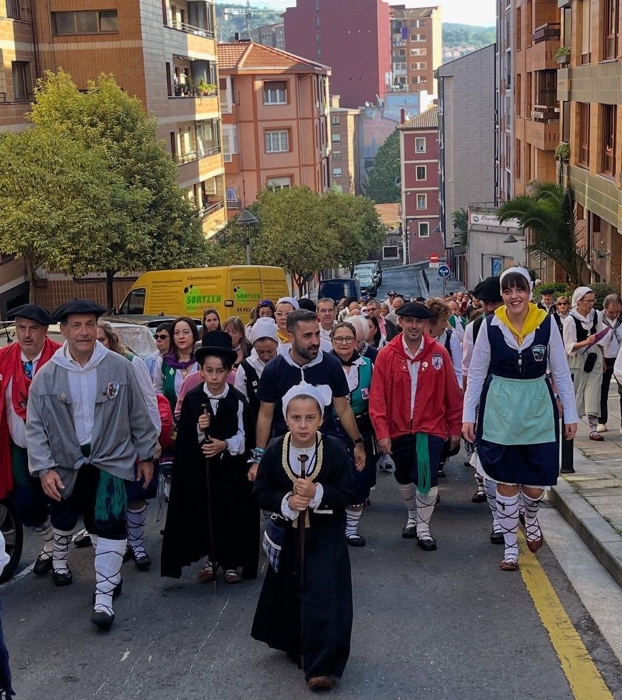 El primer edil en la procesión junto a los alcaldes txikis y el pregonero