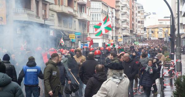 Cargas policiales en la manifestación del 3 de marzo de 2024 en Vitoria-Gasteiz. JOSU CHAVARRI