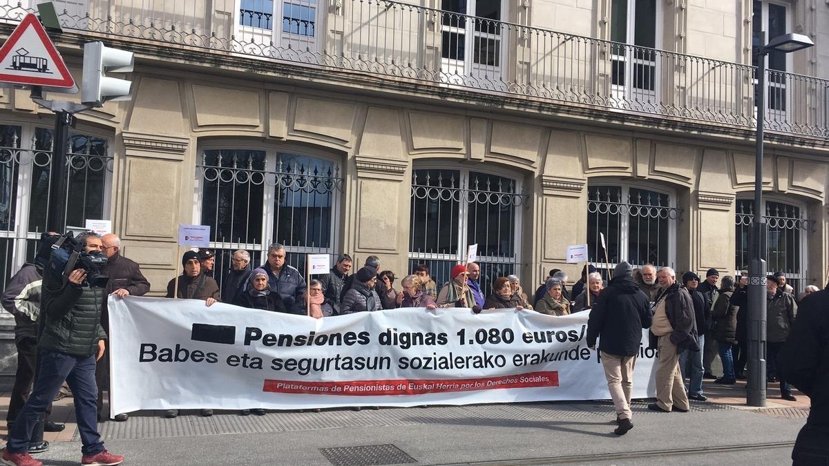 ARCHIVO | Pensionistas se concentran frente al Parlamento Vasco para reivindicar una pensión mínima digna de 1.080 euros