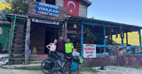 12 julio. Cabaña de Turgut. Después de la carretera de la muerte en Turquia, Turgut les deja dormir en su cabaña.