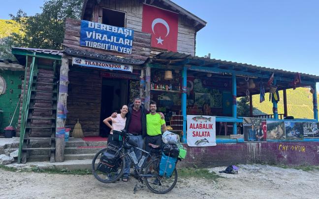 12 julio. Cabaña de Turgut. Después de la carretera de la muerte en Turquia, Turgut les deja dormir en su cabaña.