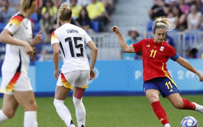 Alexia Putellas chuta ante la defensa de Alemania durante el partido por la medalla de bronce de los Juegos de París.