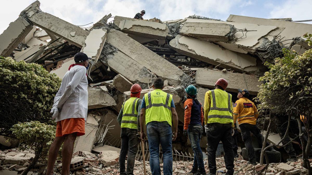 En imágenes: Rescatistas internacionales intensifican la búsqueda de supervivientes en Venezuela
