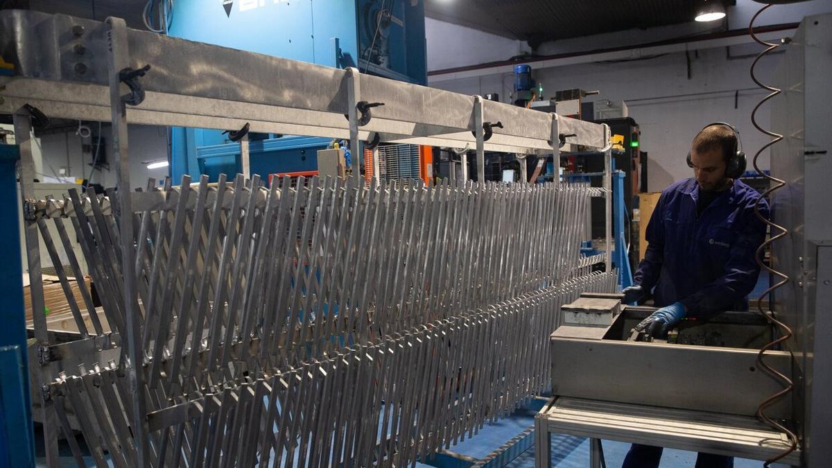 Trabajador en la industria navarra