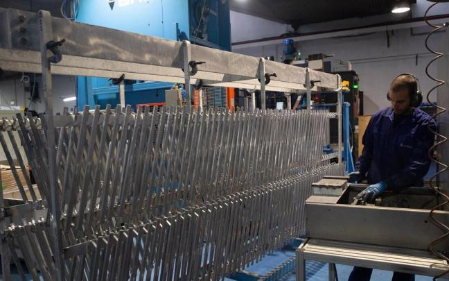 Trabajador en la industria navarra