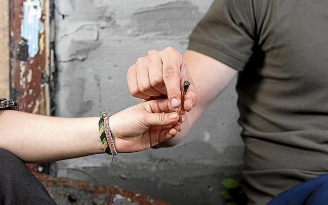 El Gobierno vasco presentó ayer la Estrategia para prevenir el consumo de drogar en Euskadi. | FOTO: EP