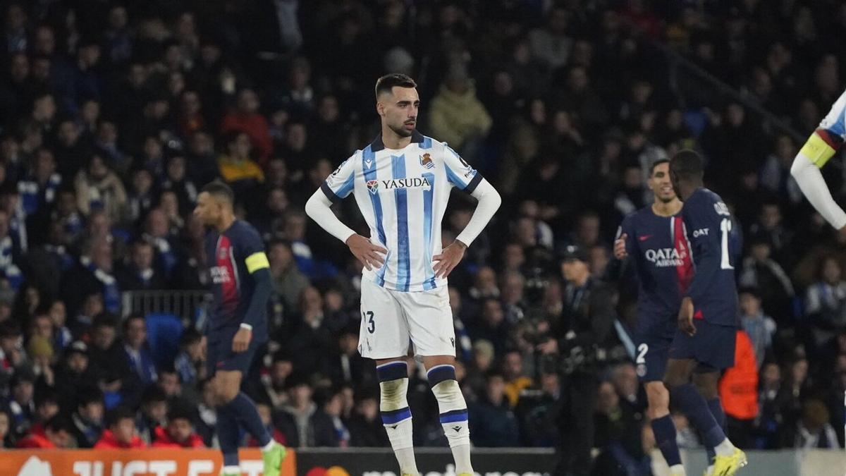 Brais se lamenta tras un gol del PSG. / RUBEN PLAZA