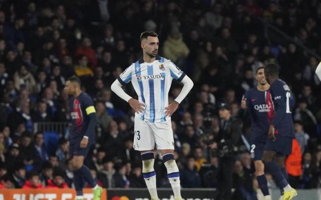 Brais se lamenta tras un gol del PSG. / RUBEN PLAZA