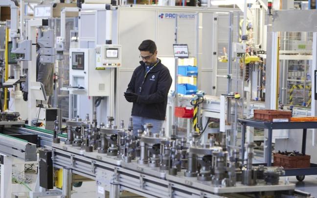 Un trabajador en una fábrica. Un trabajador en una fábrica.