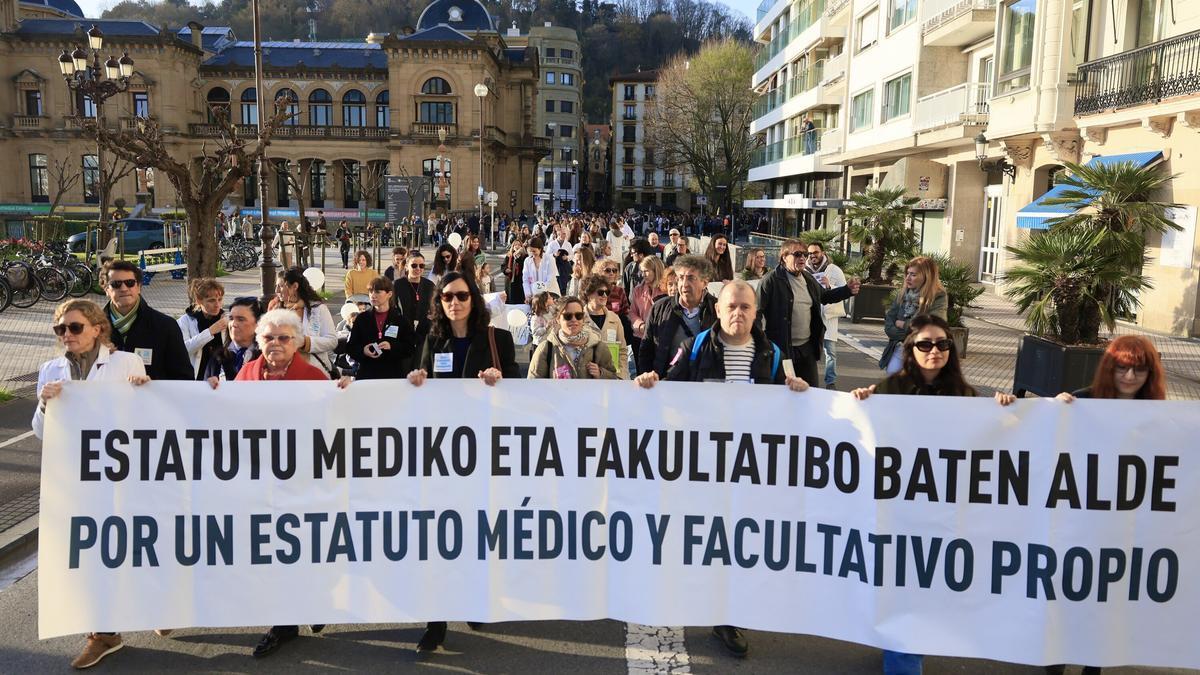 Manifestación por estatuto médico celebrada en Donostia.
