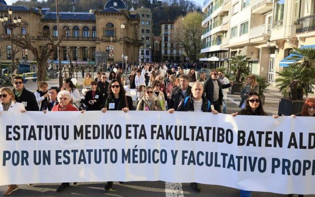 Manifestación por estatuto médico celebrada en Donostia.