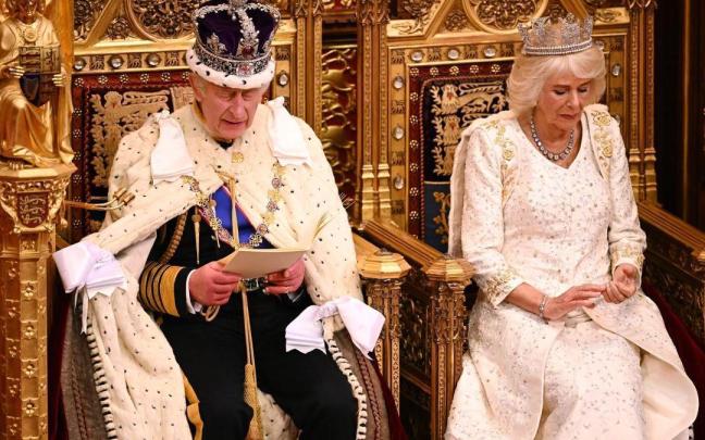 Carlos III junto a Camilla durante el solemne Discurso del Rey ante el Parlamento. Carlos III junto a Camilla durante el solemne Discurso del Rey ante el Parlamento.