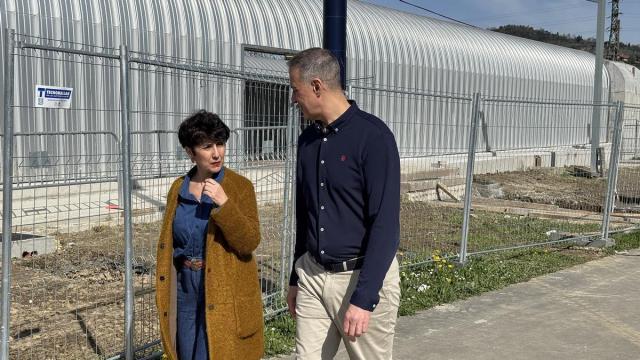 La diputada Maribel Vaquero junto al alcalde.
