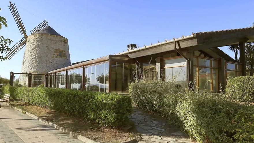 El restaurante del molino cuenta con una amplia terraza.