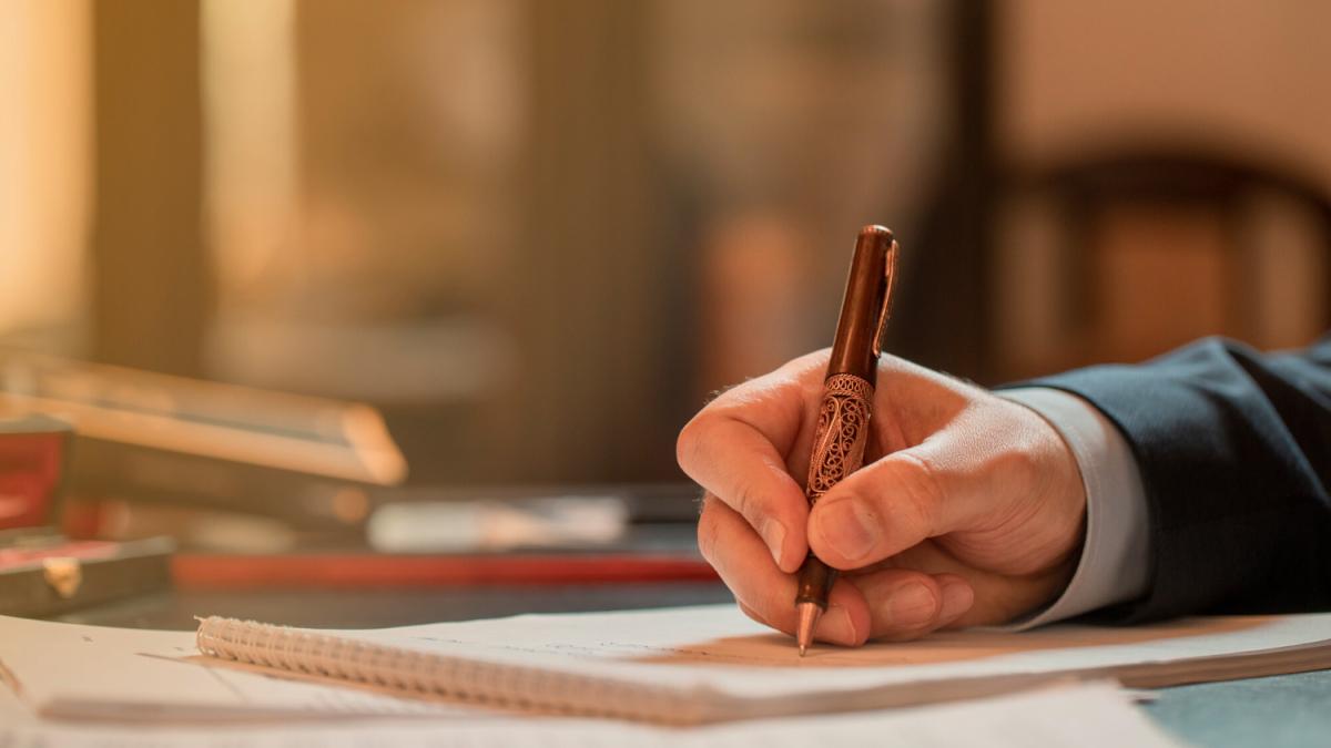 Una persona escribiendo. FREEPIK