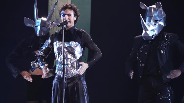 Cosmo, de Austria, interpreta la canción 'Tanzschein' sobre el escenario durante la final de la 70.ª edición del Festival de la Canción de Eurovisión (ESC) en el Wiener Stadthalle