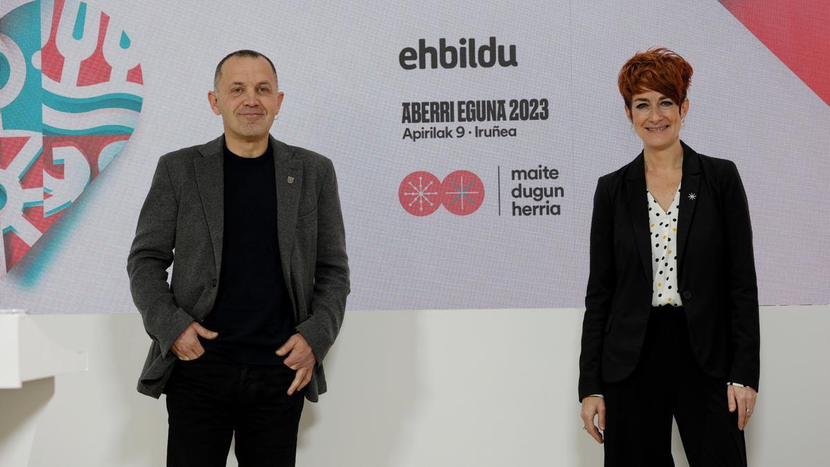 Los portavoces de EH Bildu Unai Urruzuno y Bakartxo Ruiz, en la presentación del Aberri Eguna 2023.