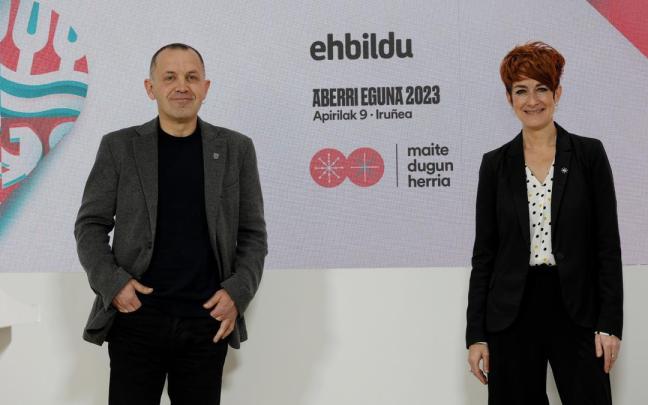 Los portavoces de EH Bildu Unai Urruzuno y Bakartxo Ruiz, en la presentación del Aberri Eguna 2023. Los portavoces de EH Bildu Unai Urruzuno y Bakartxo Ruiz, en la presentación del Aberri Eguna 2023.