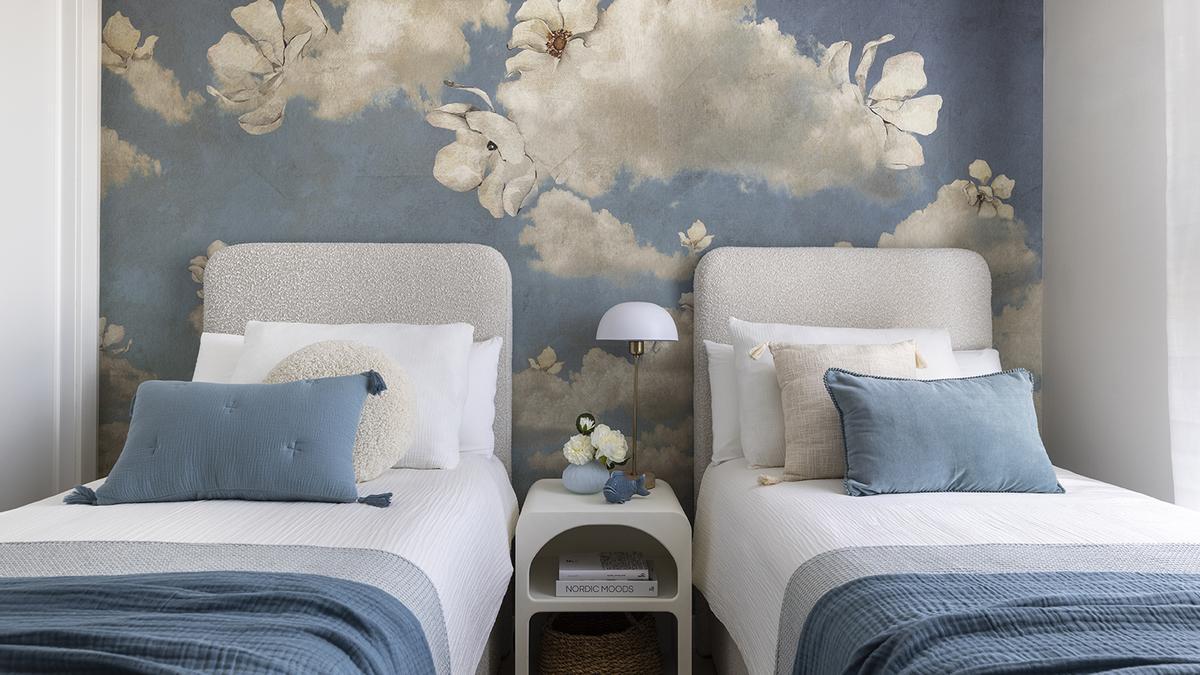 Un cielo de nubes y flores en la pared.