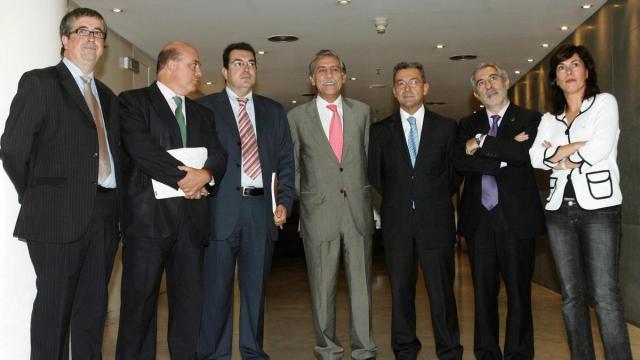 Uxue Barkos (última a la derecha) y Emilio Olabarria (segundo por la izquierda) se esforzaron al máximo en la comisón del 11-M.