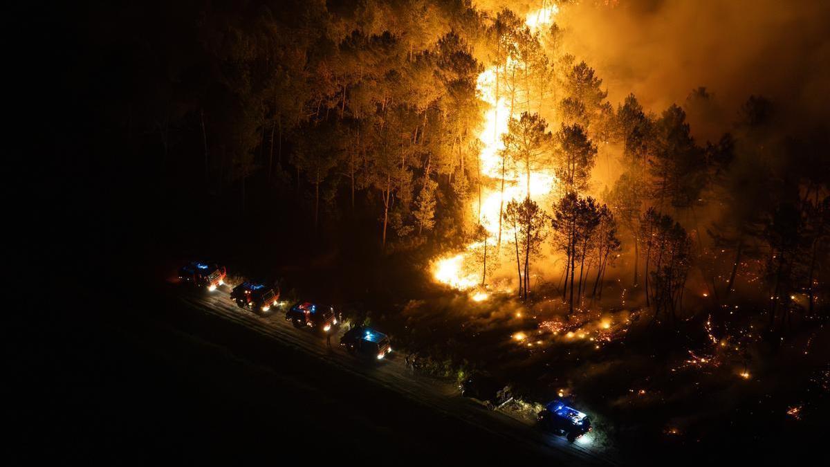 Los bomberos combaten un incendio cerca de Le Porge, en el suroeste de Francia.