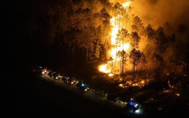 Los bomberos combaten un incendio cerca de Le Porge, en el suroeste de Francia.