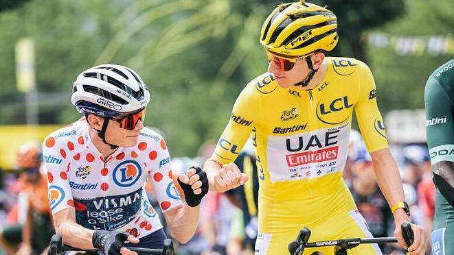 Vingegaard y Pogacar se saludan.