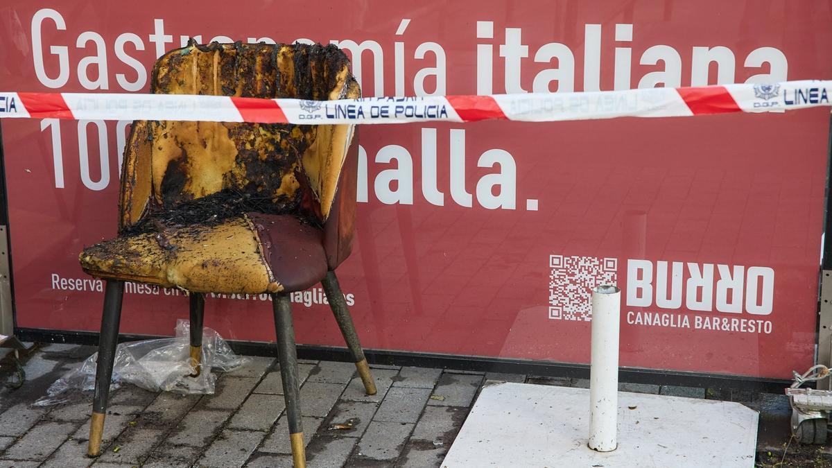 Una silla calcinada en el incendio del restaurante italiano en el que murieron dos personas.