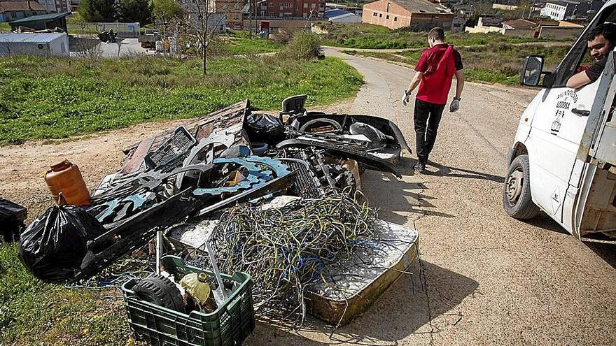 Un grupo de lodosanos recoge de forma voluntaria los vertidos ilegales del municipio