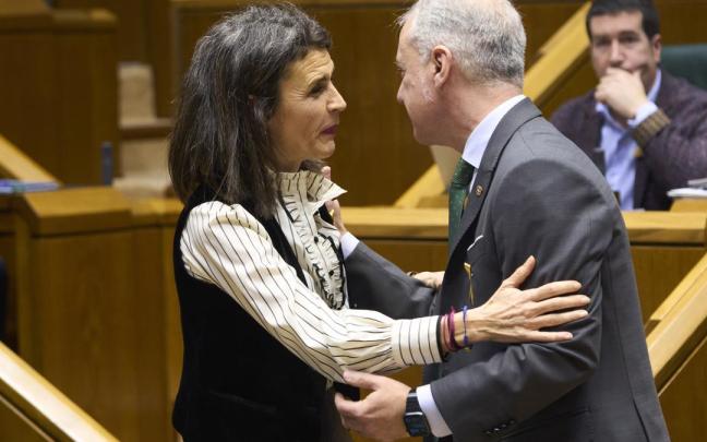 El lehendakari, Iñigo Urkullu, felicita a la consejera de Igualdad, Justicia y Políticas Sociales, Nerea Melgosa