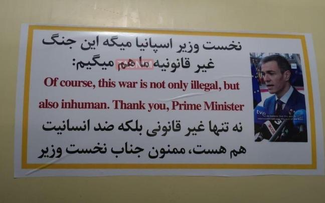 El adhesivo asegura en inglés: "Por supuesto, esta guerra no sólo es ilegal, sino también inhumana. Gracias Primer Ministro".