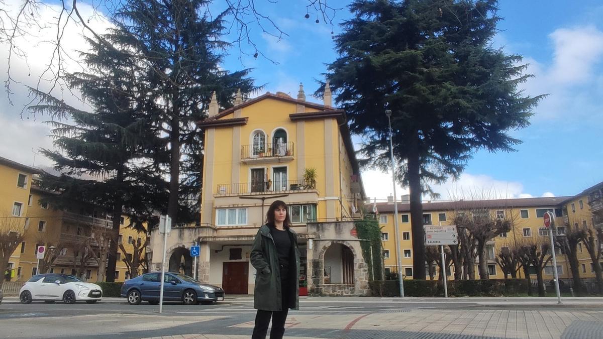 Maitane Álvarez junto a los árboles