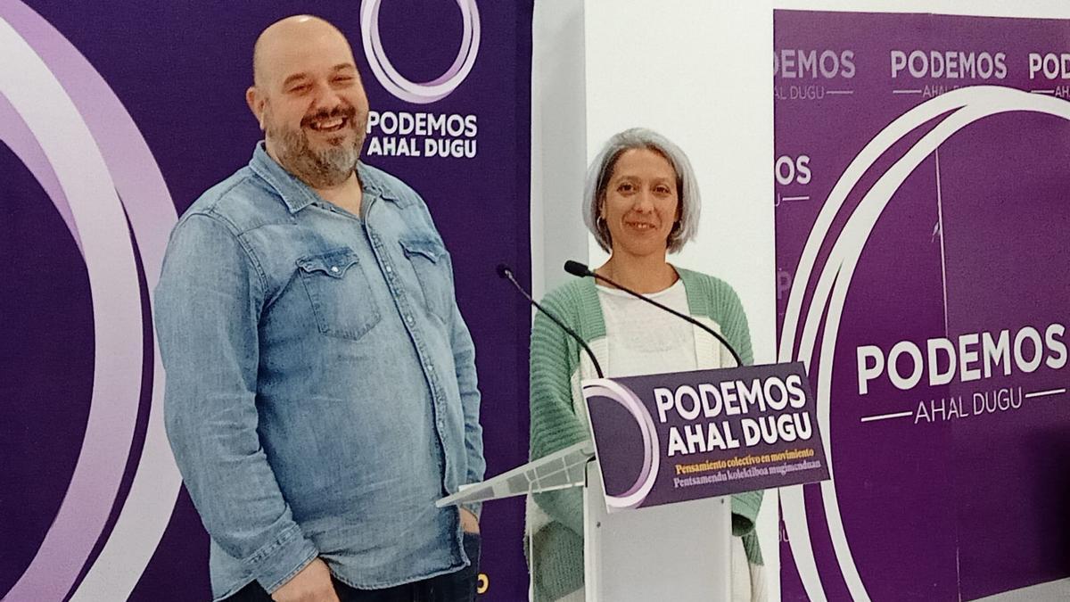 El líder de Podemos Euskadi, Richar Vaquero, con Eneritz de Madariaga