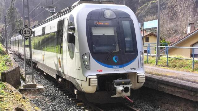 Una unidad de tren, pasando porla estación de Altzola, pendiente de su supresión tras el final de la obras de la variante ferroviara que está acometiendo ETS