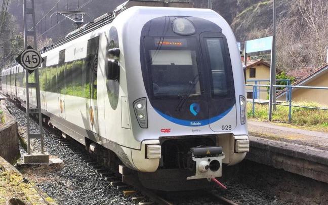 Una unidad de tren, pasando porla estación de Altzola, pendiente de su supresión tras el final de la obras de la variante ferroviara que está acometiendo ETS
