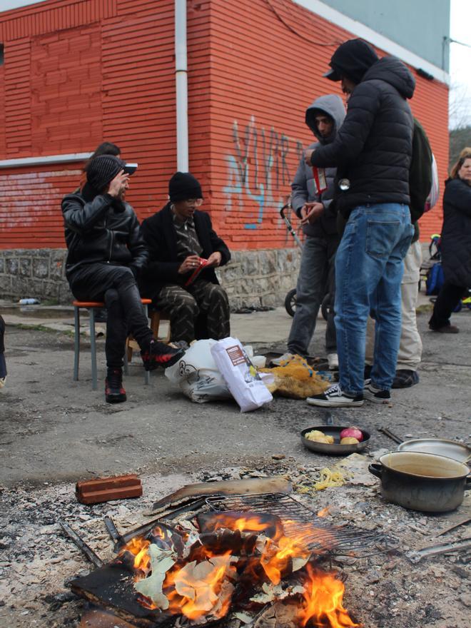 Fogata hecha en la calle para calentarse y preparar comida