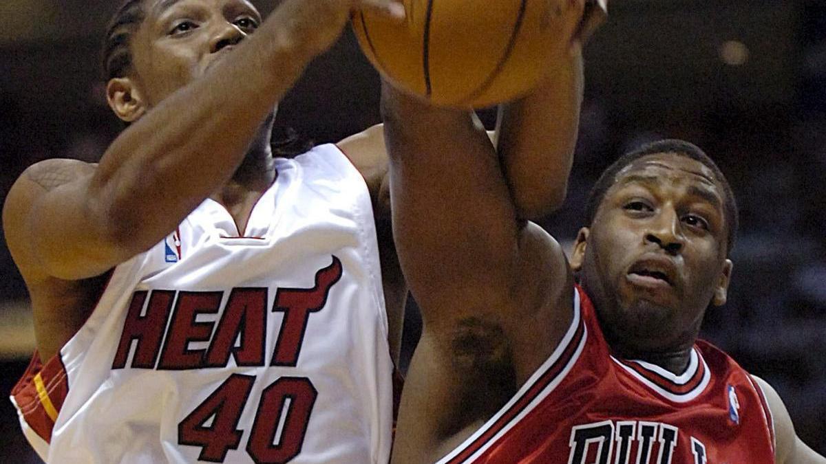 Michael Sweetney, en un partido con los Bulls.