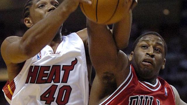 Michael Sweetney, en un partido con los Bulls.