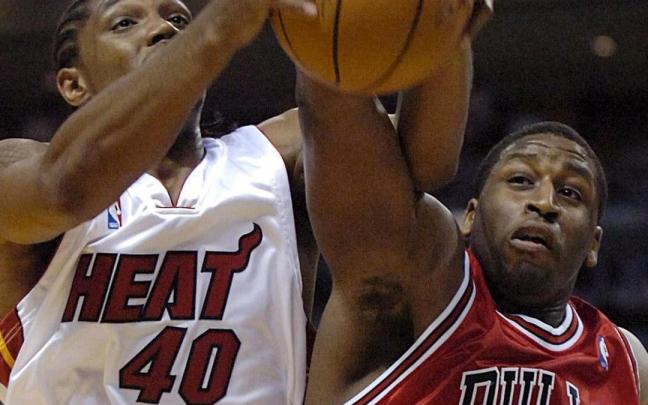 Michael Sweetney, en un partido con los Bulls.