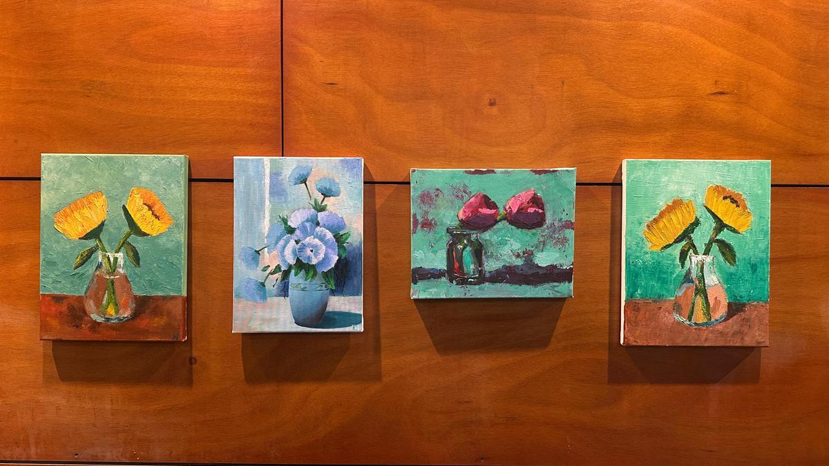 Foto de algunos de los cuadros que recoge la exposición instalada en Martindozenea.