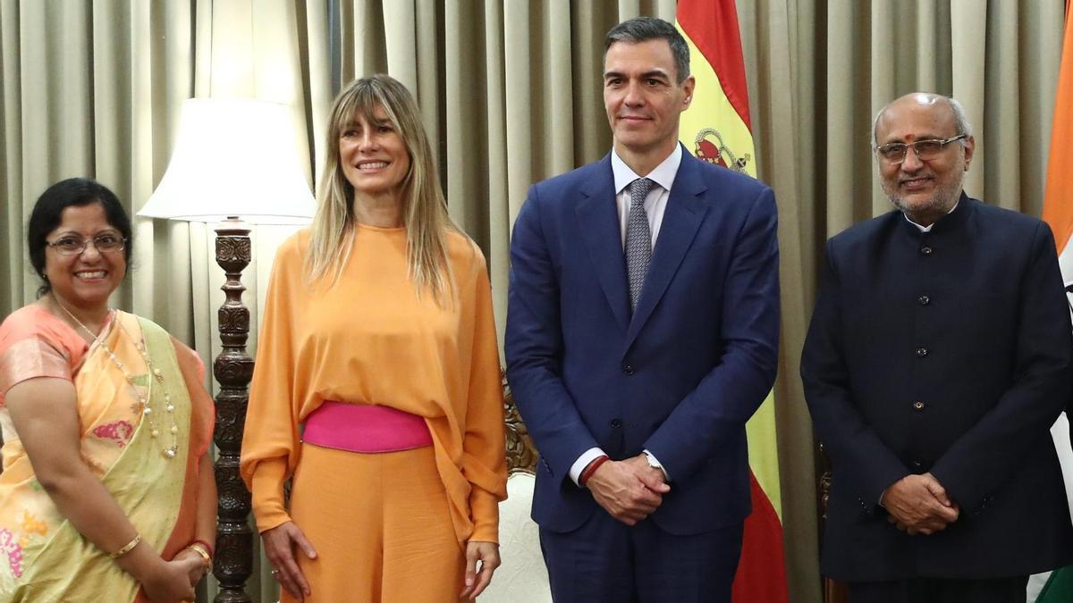 Begoña Gómez junto a Pedro Sánchez durante su visita oficial a la India.