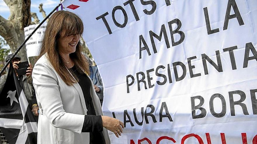 La presidenta de Junts y expresidenta del Parlament, delante de una pancarta que pide su absolución. Foto: E.P.